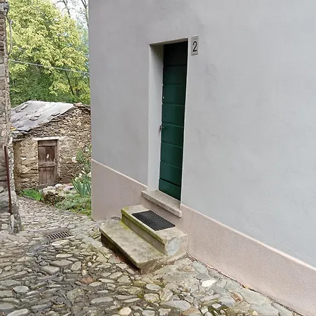 Low-mountain House With Terrace And Garden, Near Maggiore Vakantiehuis Maccagno