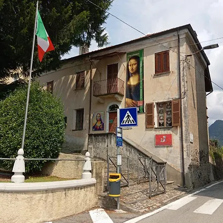 Low-mountain House With Terrace And Garden, Near Maggiore Maccagno
